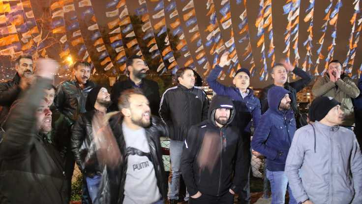 İşçiler AK Parti'yi protesto etti