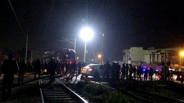 Adana'da yolcu treni motosiklete çarptı: 2 ölü