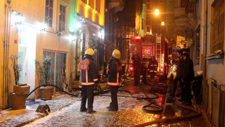 Beyoğlu'nda yangın: 6 yaralı