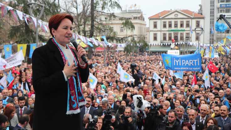 Akşener: Kim diz çöktürmek istiyor?