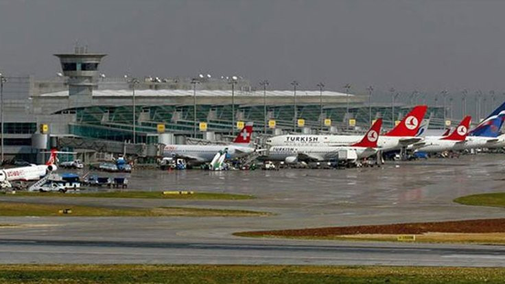 İstanbul'da uçaklar havada tur atıyor!