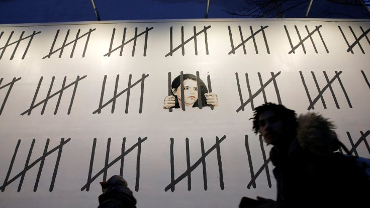 Banksy Zehra Doğan'ın tutukluluğunu New York'ta duvar resmiyle protesto etti