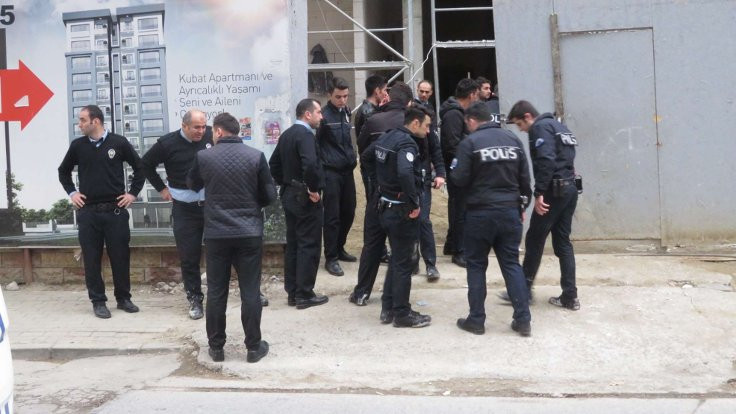 Kadıköy'de polise kürekli saldırı