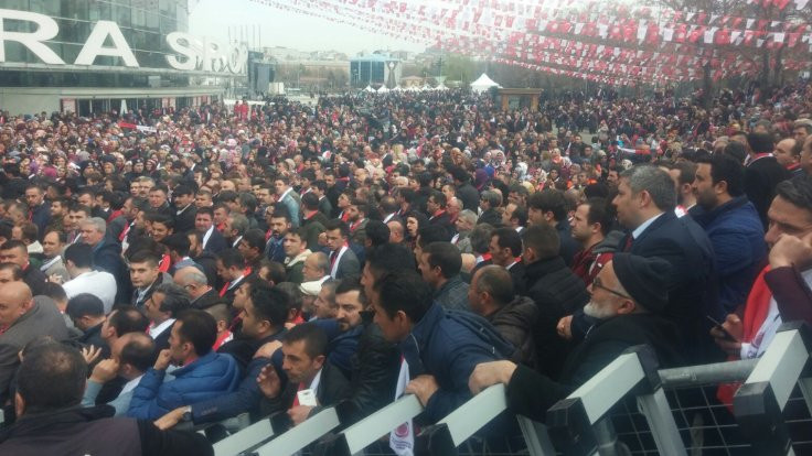 HAK-İŞ'in 'Kadınlar Erdoğan'ı bekliyor' fotoğrafında erkek yoğunluğu!