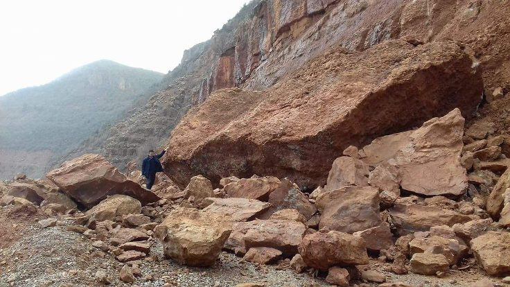 Kayseri'de heyelan: Kayalar yolu kapattı