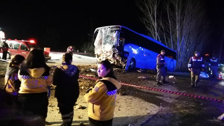 Yolcu otobüsü duvara çarptı: 2 ölü