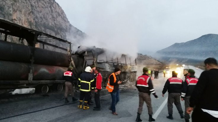 Yolcu otobüsü TIR'a çarptı: 13 ölü