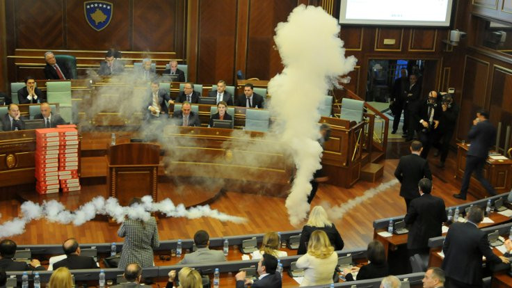 Kosova Meclisi'ne gaz bombası atıldı