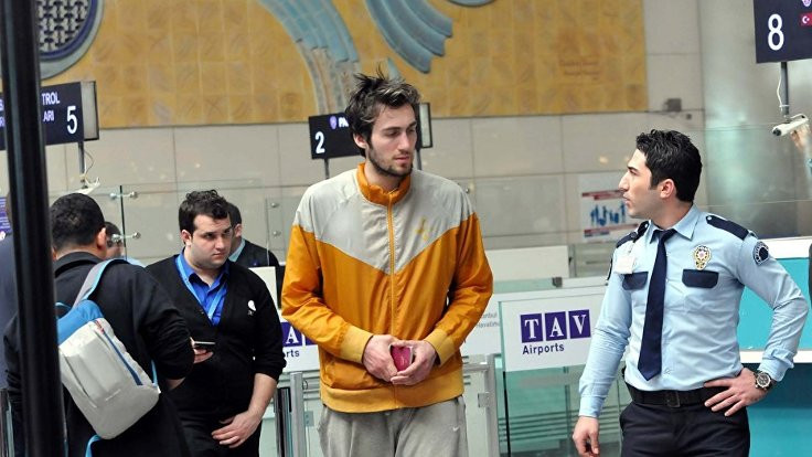Havalimanında kalan basketbolcu Şanlı'nın ağabeyi: Mehmet'in eve değil bakıma ihtiyacı var