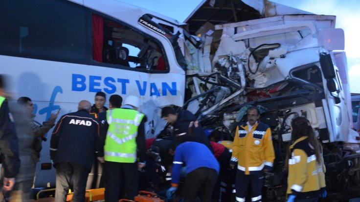 Kamyonla yolcu otobüsü çarpıştı: 1 ölü, 40 yaralı