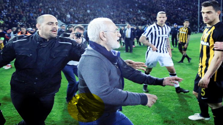 Başkan silahla sahaya girdi, PAOK-AEK maçı ertelendi