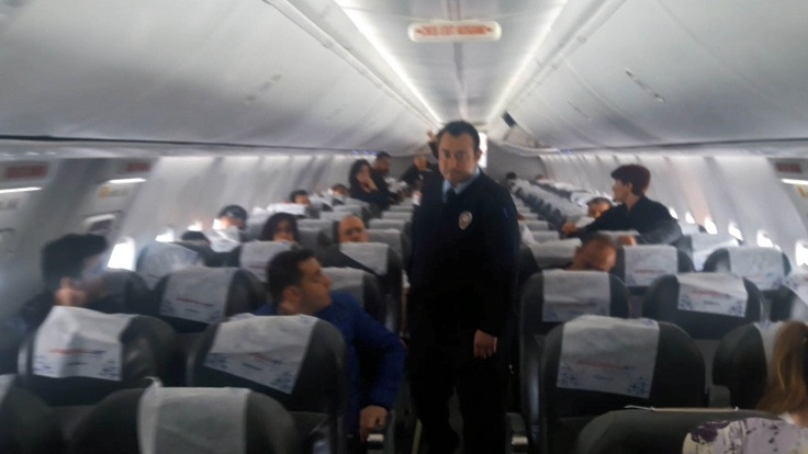Anadolujet yolcularını polis uçaktan indirdi!