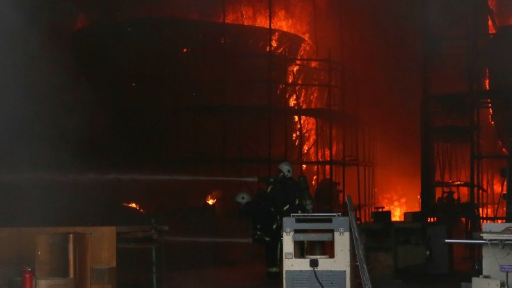 Antalya'da lüks yatların üretildiği merkezde büyük yangın