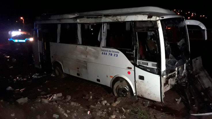 Elazığ'da yolcu midibüsü devrildi: 30 yaralı