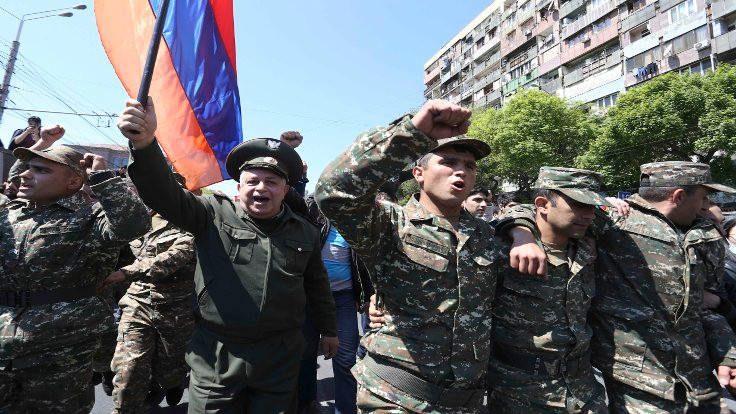 Ermenistan'da asker muhalif gösterilere katıldı!