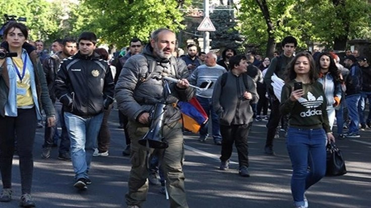 Ermenistan'da 'Kadife Devrim'