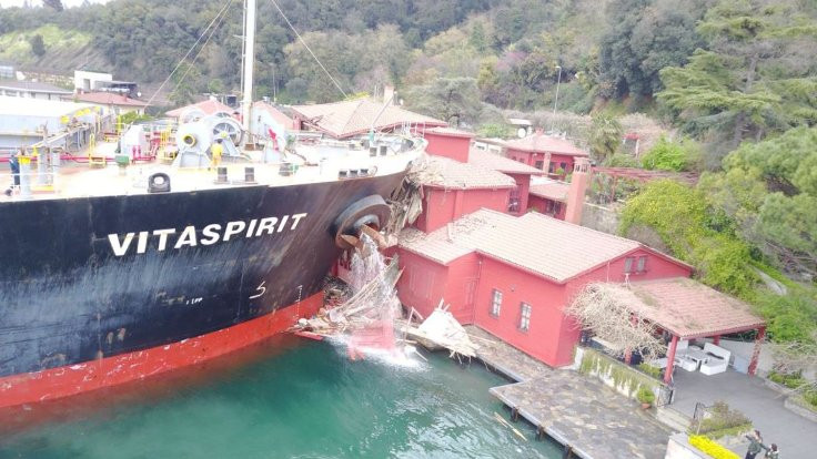 İstanbul Boğazı'nda kaza: Gemi yalıya çarptı