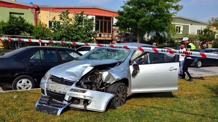 Aşırı hız yapan otomobil sürücüsü 3 işçiyi öldürdü