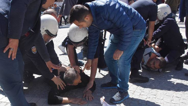 İzmir'de pazarcılara biber gazlı gözaltı