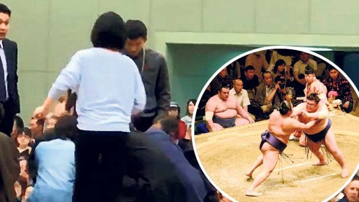 Hakem yardıma gelen kadınları sumo ringinden attı!