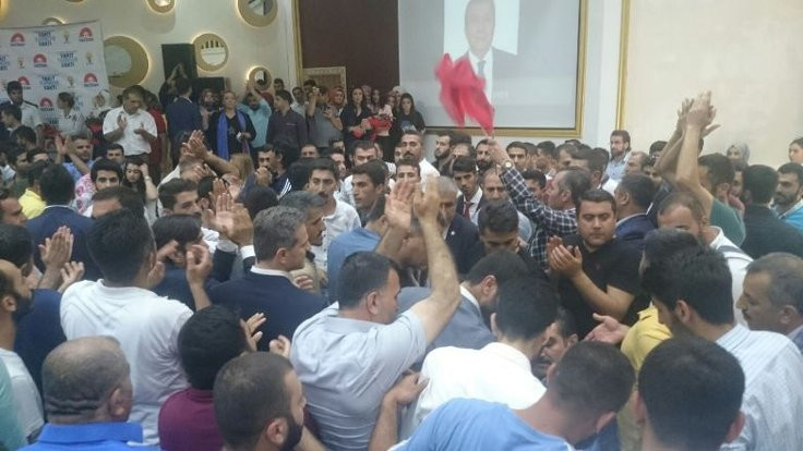 Diyarbakır’da AK Partili vekiller tanıtılırken kavga çıktı