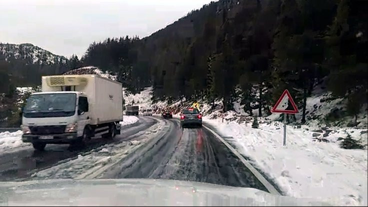 Antalya-Konya yolunu kar kesti
