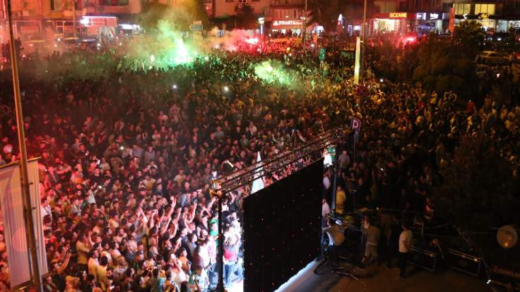 Akhisar'da sabaha kadar kupa kutlaması