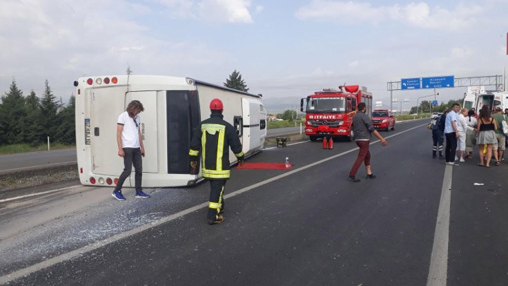 Denizli'de turist otobüsü devrildi: 17 yaralı