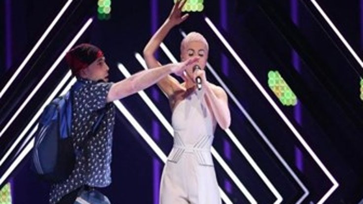 Eurovision'da sahneye atladı!