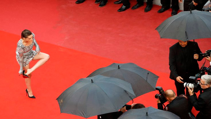 Cannes'da çıplak ayaklı protesto
