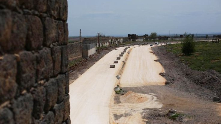 Sur'da tarihi bölgeye asfalt yol