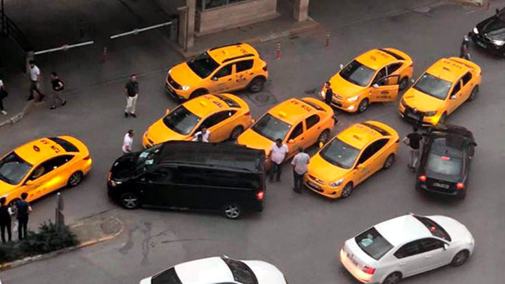 Uber aracına saldırı: 2 taksici gözaltında