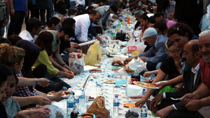 Yeryüzü Sofrası ilk iftarını Galatasaray Meydanı'nda açtı