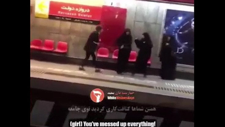 İranlı kadından ahlak polisine tekme