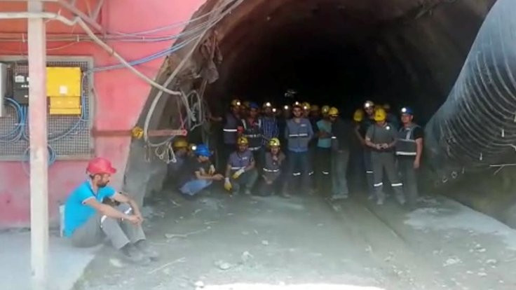 Maaş alamayan işçiler kendilerini madene kapattı