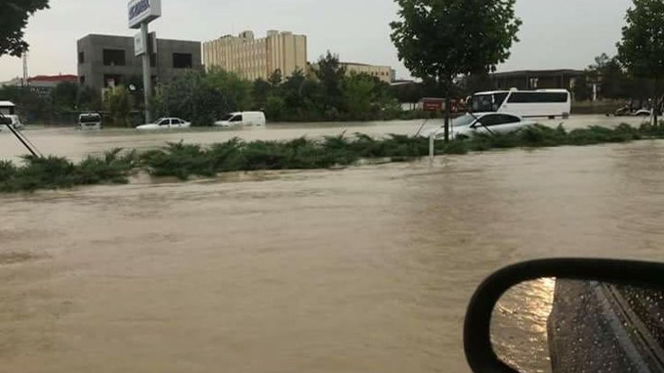Denizli-Ankara karayolu sel nedeniyle trafiğe kapandı