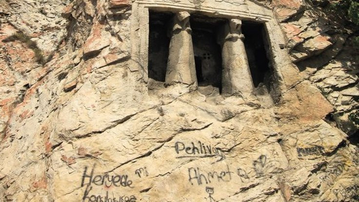 Binlerce yıllık kaya mezarlarını boyadılar!