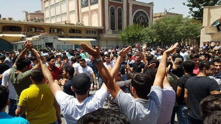 İran'da 'çarşı' da sokakta!
