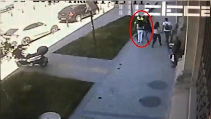 Taksim'de bir erkek yolda yürüyen kadına saldırdı!
