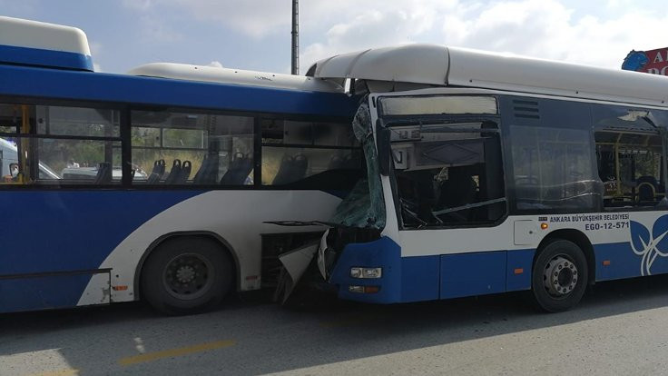 Belediye otobüsleri çarpıştı