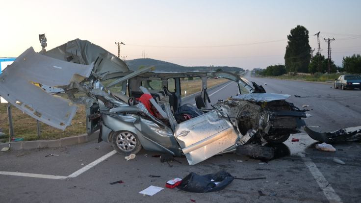 TIR'a çarpan otomobildeki 3 kişi öldü