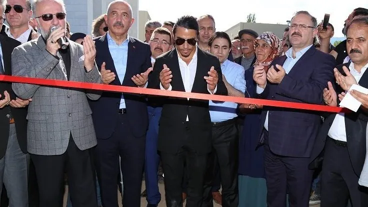 Nusret külliyeyi 'tuzlayarak' açtı!
