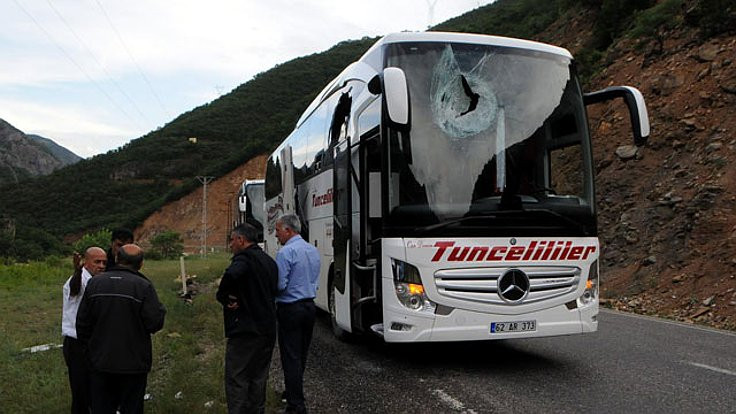 Dağdan kopan kaya parçası, yolcu otobüsünün üstüne düştü