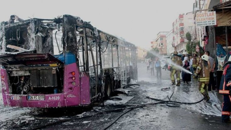 Gaziosmanpaşa'da içinde motosiklet bulunan halk otobüsü yandı