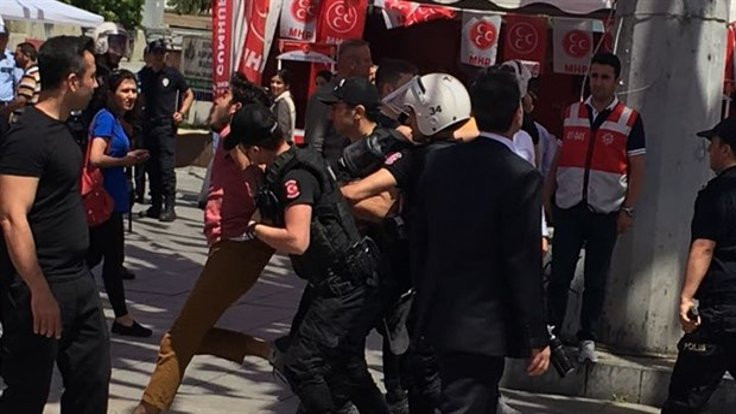 Polis KHK eylemini ve CHP standını dağıttı