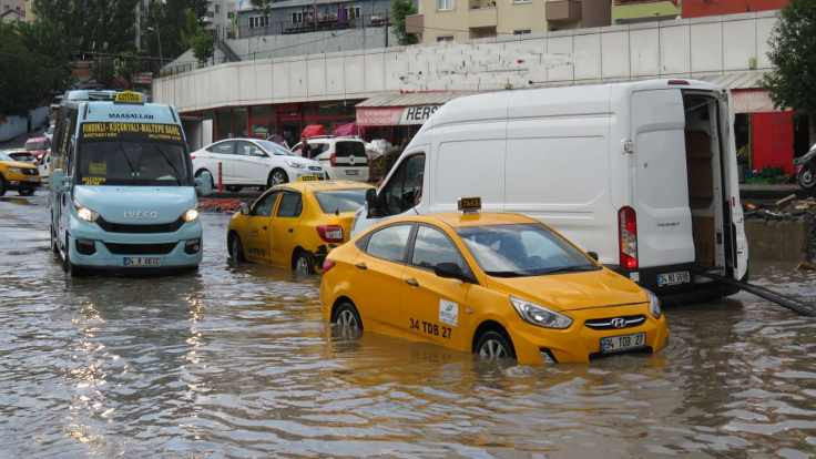 İstanbul'u 15 dakikada sel bastı