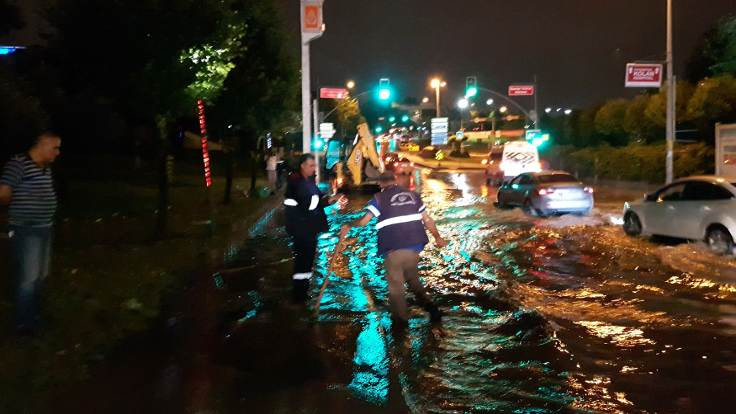 İstanbul'da yollar göle döndü!