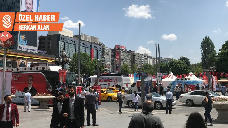 Ankara'da AK Parti standı: 'Konuşmamız yasak 'her şey güzel gidiyor' yaz sen!'