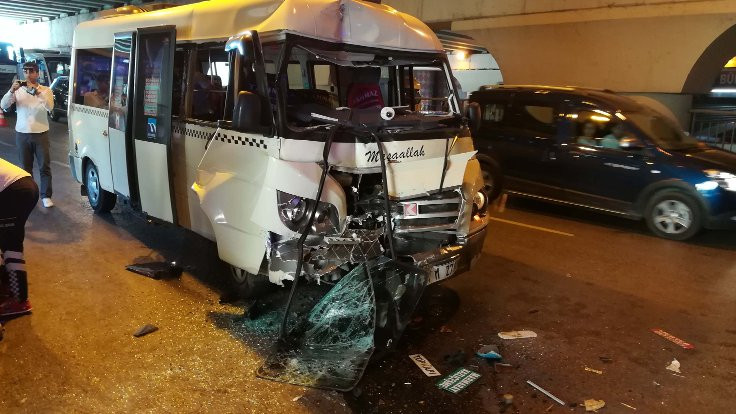 Topkapı'da minibüs ve otobüs çarpıştı: 10 yaralı