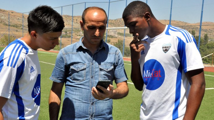 Çermik'e transfer olan Kolombiyalı futbolcularla iletişim çeviri uygulamasıyla kuruluyor